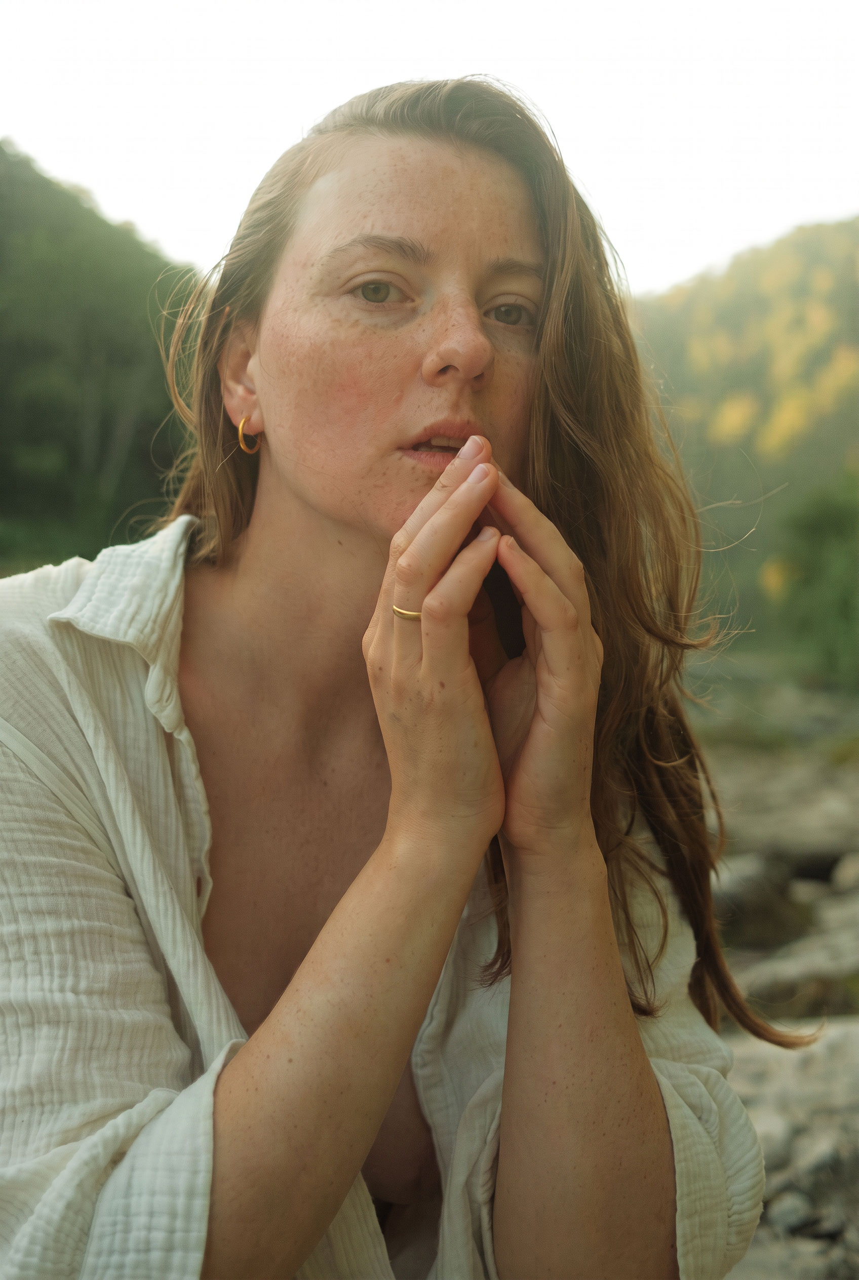 Oksana Kaufmann am Fluss — Einladung zum Frauen-Workshop Sinnliches Erwachen in Hamburg Bergedorf